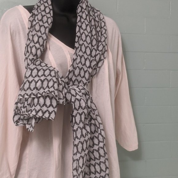 Lot of 2 J crew scarves. Blue and white and black and white - Picture 4 of 13